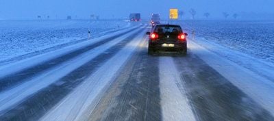Autos fahren bei Schneefall über die Bundesstraße 180 bei Freyburg (Unstrut). (FOTO: DPA)