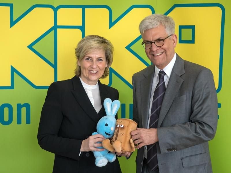 Die ARD-Vorsitzende Karola Wille und der ZDF-Intendant Thomas Bellut mit Bernd das Brot (r) und dem Kikaninchen. Foto: arifoto UG