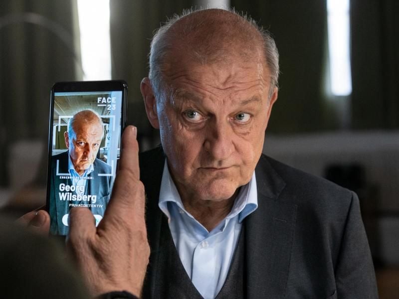 Selbst über den Offliner Georg Wilsberg (Leonard Lansink) findet die App FACE 23 einige wenige Treffer im Netz. Foto: Thomas Kost/ZDF/dpa