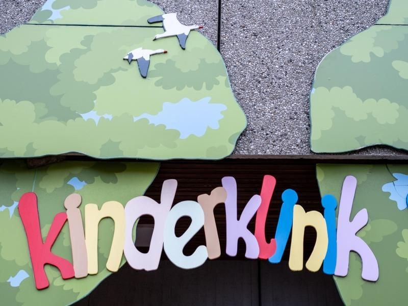 Neben dem Beruf der Kinderkrankenpfleger/in gibt es nun auch Pflegefachkräfte mit pädiatrischer Vertiefung. Kritiker sehen große Qualitätsunterschiede. Foto: Ole Spata/dpa