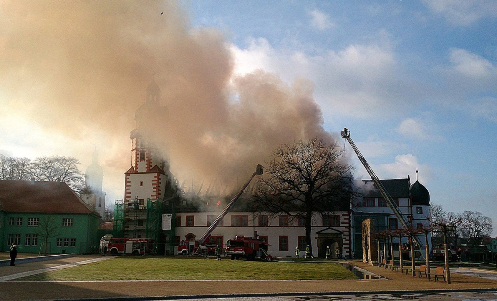 Feuerwehrleute versuchen den Brand im Schloss Ehrenstein in Ohrdruf zu löschen.