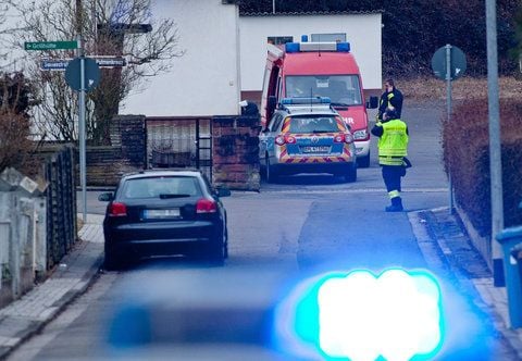 Polizei und Rettungskräfte stehen in der Friedenstraße in Weilerbach (Pfalz), in dem sich eine Arztpraxis befindet. (FOTO: DPA)