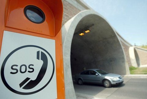 Ein Auto fährt an einer SOS-Notrufsäule am Portal des Tunnel Alte Burg der Thüringer Waldautobahn A71 in der Nähe von Geschwenda vorbei. (FOTO: DDP)