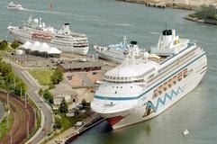 AIDAblu (r), «Ocean Majesty» (l) und der «Arion» (M) - drei Kreuzfahrtschiffe (Foto: dpa)