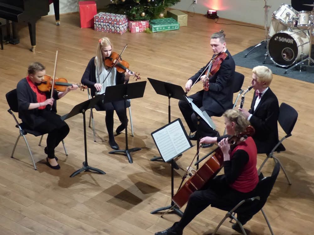 Die Streicher Laura Maeke, Loreen Römer, Dennis Sandmann, Lucas Worch und Esther Driss (v.l.) präsentieren Weihnachtslieder.
