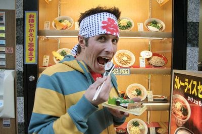 Willi Weitzel probiert in einer Szene aus «Willi und die Wunder dieser Welt» in Tokio Sushi (undatierte Filmszene). Seit 2002 erklärt der Reporter Willi in der BR-Fernsehwissenssendung kleinen und großen Zuschauern, was wie funktioniert. Jetzt geht Willi auf Weltreise. Der Film kommt am 05. März in die deutschen Kinos. (FOTO: DPA)