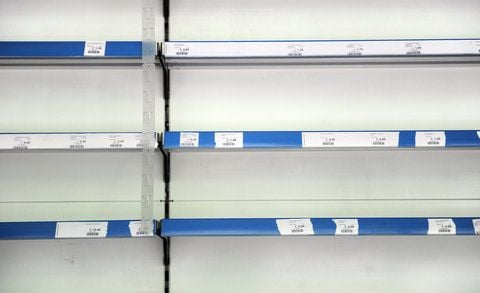 In einer bereits geschlossen Schlecker Filiale sind die Regale leer geräumt. (FOTO: DPA)