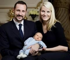 Der norwegische Kronprinz Haakon und seine Ehefrau Kronprinzessin Mette-Marit zeigen in Asker, in der Nähe von Oslo, stolz ihren neugeborenen Sohn Sverre Magnus den Fotografen, (Foto: dpa)