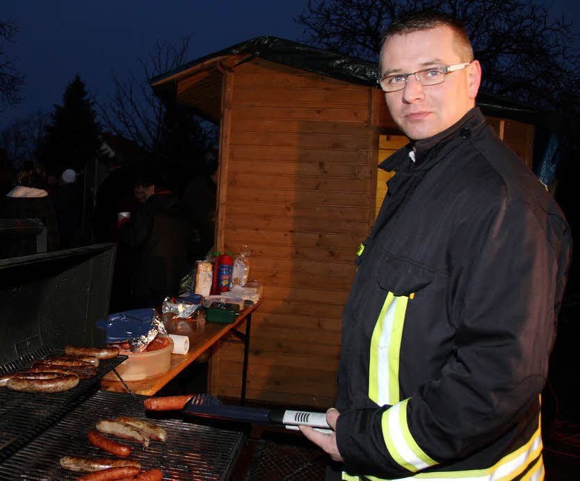 Torsten Pülicher stand am Grill und kümmerte sich um die Würstchen.