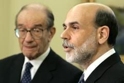 Ben Bernanke (51, r.)) wird im Januar 2006 Nachfolger von Alan Greenspan (79) als Chef der US-Notenbank. (Foto: dpa)