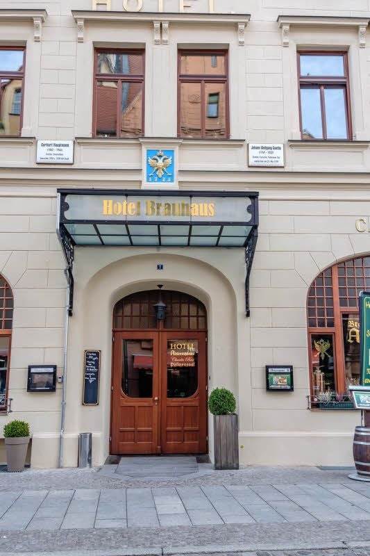 Darum geht es, das Schild über dem Eingang zum alten Adler.