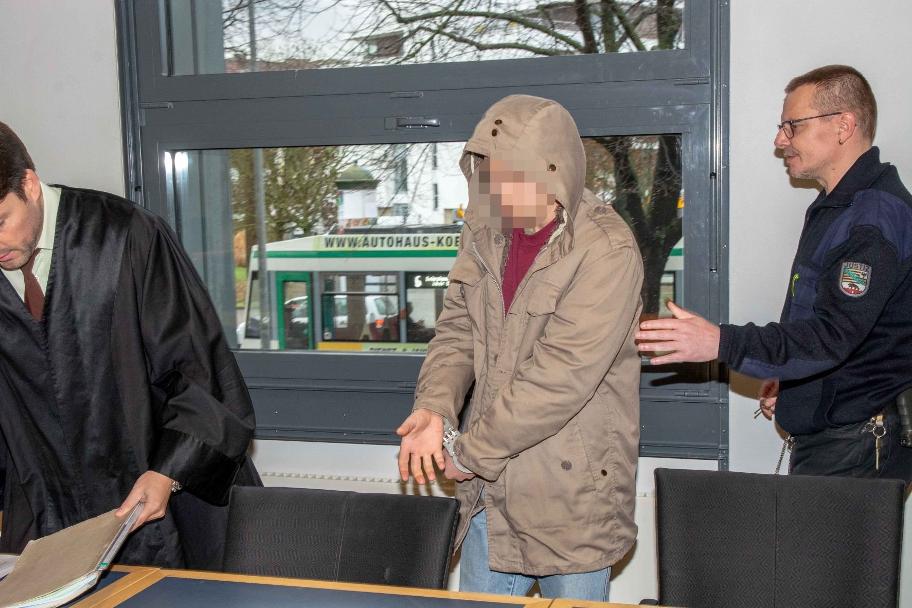 Der Angeklagte Tim R. wird von Justizbeamten in den Verhandlungssaal im Landgericht Magdeburg geführt.