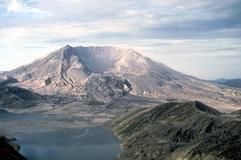 Landschaft mit Blick auf den Gipfel - der Park des Mount St. Helens National Volcanic Monument erstreckt sich auf einer Fläche von 44 500 Hektar und schließt sowohl vom Vulkanausbruch verwüstete Gebiete als auch unversehrte Wälder ein. (Foto: dpa)