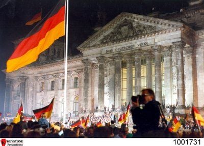 20 Jahre nach der Wiedervereinigung: Das Thema Ostdeutschland hat am Montag in unterschiedlichen Facetten für politische Debatten gesorgt. (Foto: dpa)
