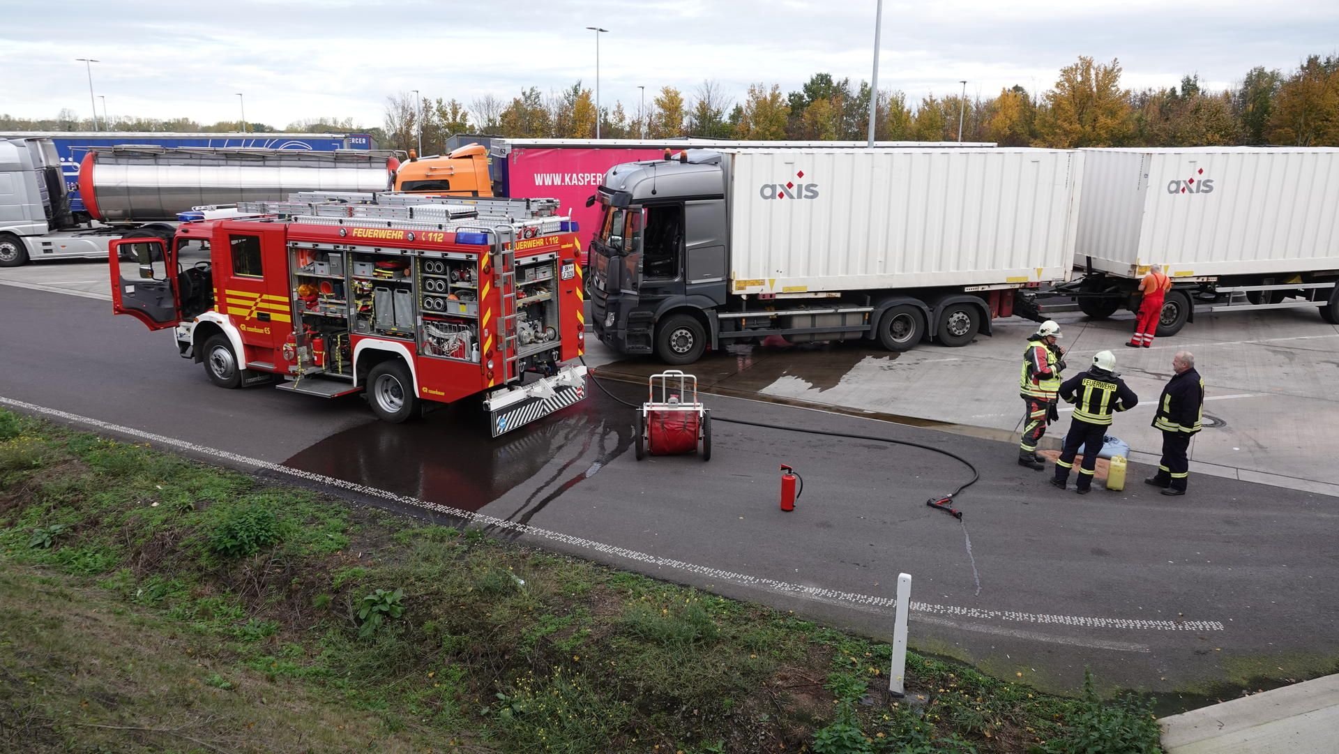 800 Liter Diesel drohten in ein Biotop zu sickern.