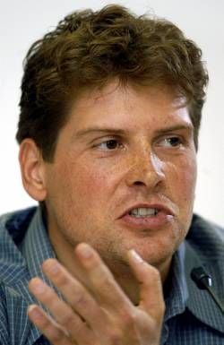 Gegen Rad-Olympiasieger Jan Ullrich (Archivbild von einer Pressekonferenz am 06.07.2002 in Frankfurt/Main) ist wegen des Erwerbs von zwei Aufputsch-Tabletten ein Strafbefehl ergangen. Wie die Staatsanwaltschaft München am Dienstag (13.08.2002) mitteilte, verurteilte ihn das Amtsgericht Miesbach zur Zahlung von 40 Tagessätzen in insgesamt fünfstelliger Höhe. Ullrich habe die Strafe akzeptiert. Damit ist das Strafverfahren abgeschlossen, hieß es. Der am Knie verletzte Tour-de-France-Sieger von 1997 hatte die Amphetamin-Tabletten bei einem Disco-Besuch genommen und ist deswegen bis Ende März 2003 gesperrt. dpa