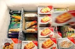 Tiefkühlkost wird am Montag (10.10.2005) in einem Supermarkt in Köln von einer Mitarbeiterin sortiert. (Foto: dpa)