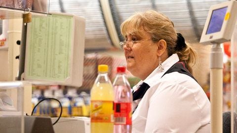Barbara E., eine unter dem Namen «Emmely» bekannt gewordene Kassiererin einer Supermarktkette, sitzt in Berlin - Hohenschoenhausen bei ihrem ersten Arbeitstag an der Kasse in einer Kaiser's-Filiale am Prerower Platz. (FOTO: DDP)