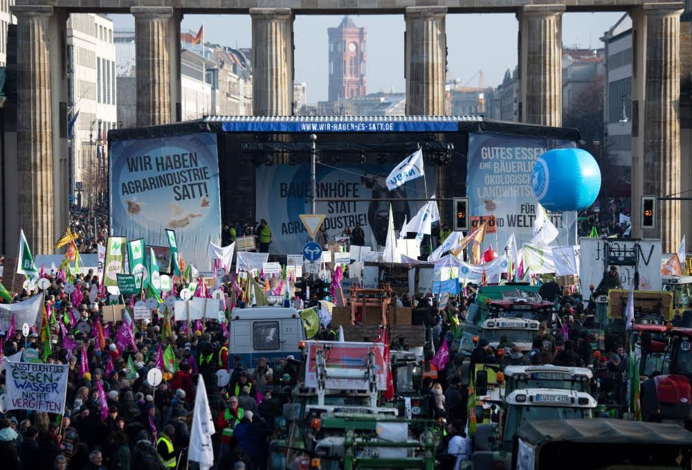 Tausende protestieren am Brandenburger Tor in Berlin unter dem Motto „Wir haben Agrarindustrie satt!“. Zu den Teilnehmern gehören auch Mitglieder der BUND-Kreisgruppe Wittenberg und des Initiativkreises gegen die Schweinefabrik Gerbisbach.