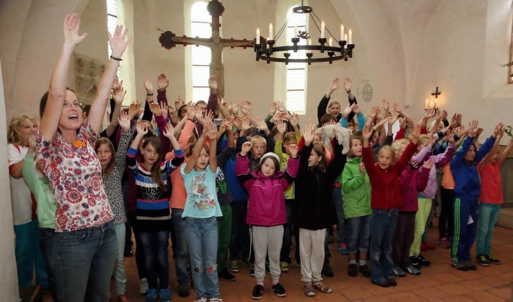Beim Segnungsgottesdienst boten Mädchen und Jungen der KinderFerienTage ein Liederprogramm.