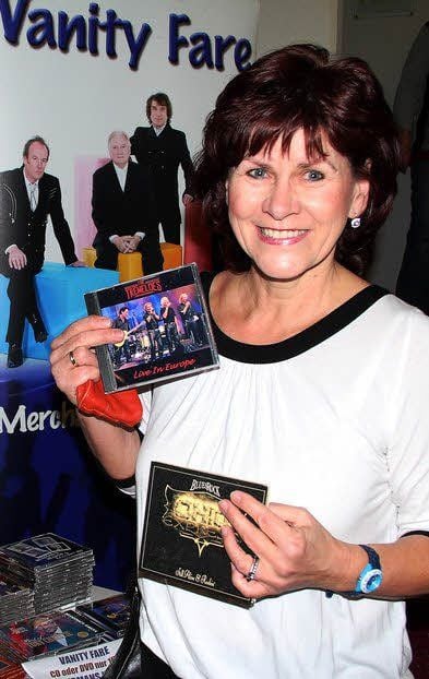 Christina Reinsch aus Bernburg ist ein großer Fan und freut sich über die CDs ihrer Idole.