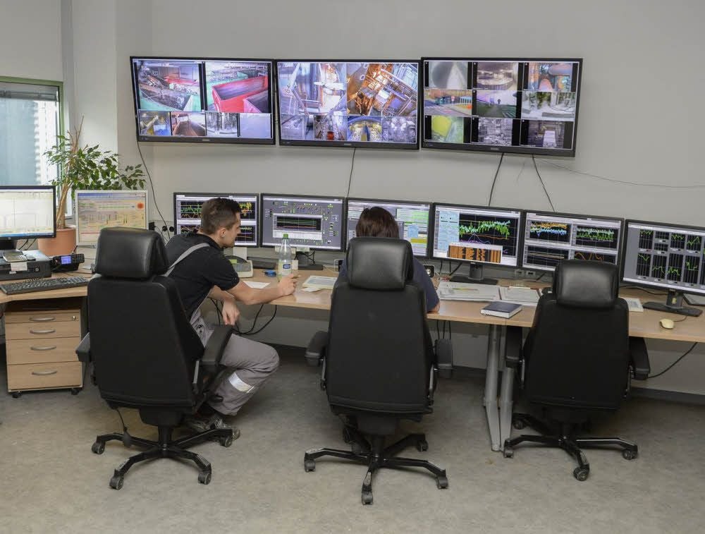 In der Kontrollwarte (u.) werden die verschiedenen Arbeitsprozesse gesteuert und überwacht.