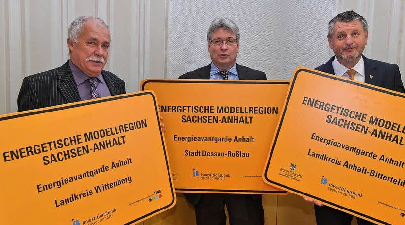 Die Landräte Jürgen Dannenberg und Uwe Schulze sowie Oberbürgermeister Peter Kuras stehen zur Energie-Avantgarde Anhalt.