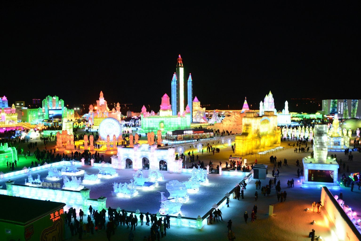 Abends im Neonlicht wirken die Eiskunstwerke in Harbin besonders eindrucksvoll.