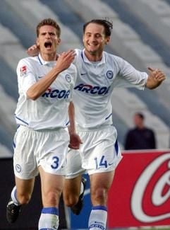 Der Herthaner Josip Simunic (r) gratuliert dem jubelnden Arne Friedrich zum 1:0. (Foto: dpa)
