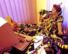 Jetzt geht's los! Wie heftig der Karneval im Büro gefeiert wird, sollte vorher mit den Kollegen abgestimmt werden. (Foto: dpa)