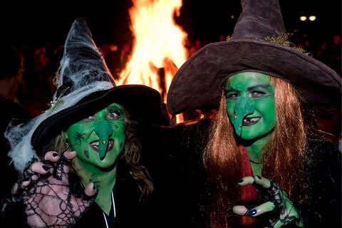 Als Hexen verkleidete Teilnehmerinnen feiern in Schierke im Harz die Walpurgisnacht. (ARCHIVFOTO: DPA)