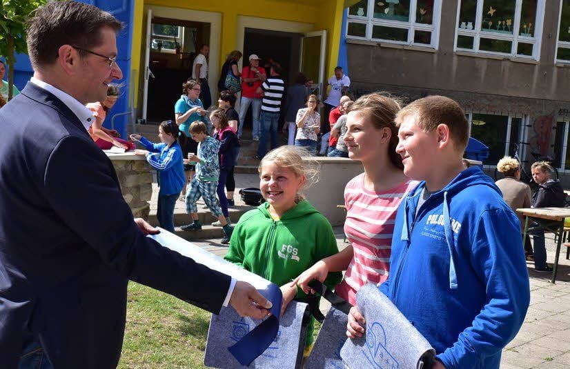 Der Vorsitzende des Fördervereins der Gustav-Adolf-Schule zu Besuch.
