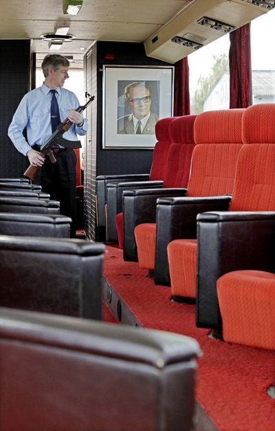 Busfahrer Rene Trenkler zeigt eine russische Gewehrattrappe. (FOTO: DPA)