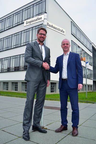 Die Geschäftsführer Andreas Kopf und Richard Kahn besiegeln die Debolon-Übernahme.