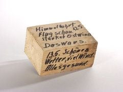 Anke Gröner stellt in ihrem Internet-Weblog das Tagebuch ihres verstorbenen Großvaters Hans Gröner vor: Die Angehörigen fanden eine Kiste mit Stücken von Brennholz, auf die Gröner Tagebuchnotizen schrieb. (Foto: ddp)