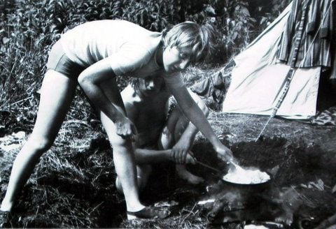 Angela Kasner (heute Angela Merkel) bereitet im Juli 1973 - nach ihrem Abitur - mit Freunden beim Camping im brandenburgischen Himmelpfort (damals DDR) auf der Feuerstelle ein Essen zu. (FOTO: DPA)