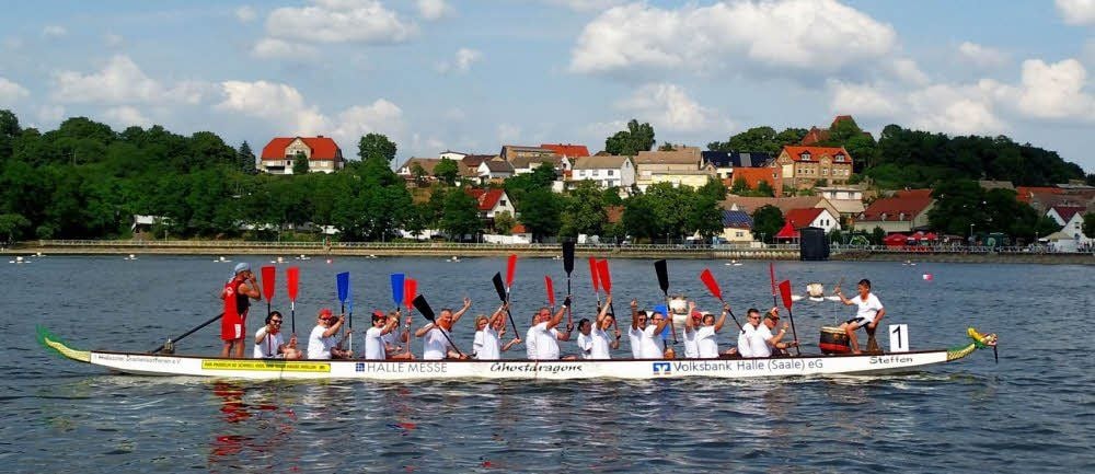 Es ist nicht einfach, so ein langes Boot in der Waage zu halten - besonders bei stärkerem Wellengang.