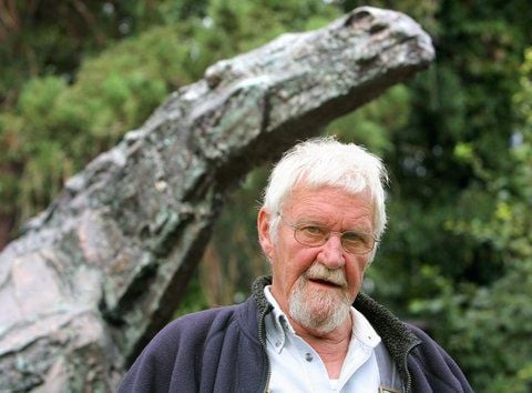 Der Bildhauer Jo Jastram steht in seinem Garten in Kneese (Nordvorpommern) neben seiner Plastik «Schreiender Hengst». (FOTO: DPA/ARCHIV)
