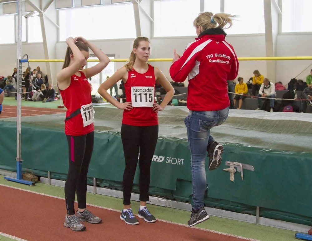 Trainerin Grit Köhler (r.) zeigt Luisa Killinger (m.) die Absprungphase.