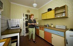In der neu eröffneten DDR-Musterwohnung des Dokumentationszentrums Alltagskultur der DDR im brandenburgischen Eisenhüttenstadt steht die Mitarbeiterin Christine Beschoner in der Küche. (Foto: dpa)