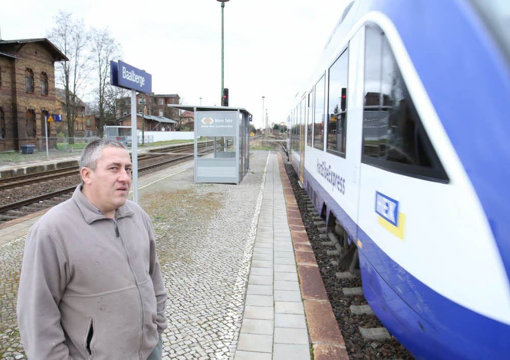 Ortsbürgermeister Heiko Scharf am Harz-Elbe-Express, der den Baalberger Bahnhof ohne anzuhalten passiert hat. Das Dorf hat seit zwei Wochen eine deutlich schlechtere Zuganbindung.