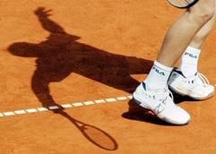 Die Sonne zeichnet am Dienstag (20.05.2003) im Düsseldorfer Rochusclub beim World Team Cup den Schatten des deutschen Tennisprofis Michael Kohlmann im entscheidenden Doppel mit seinem Teamkollegen Rainer Schüttler gegen Fernando Gonzalez und Nicolas Massu aus Chile auf den Ascheplatz. Deutschland verlor die Auftaktpartie beim 26. World Team Cup in Düsseldorf mit 1:2 gegen Chile. (Foto: dpa)