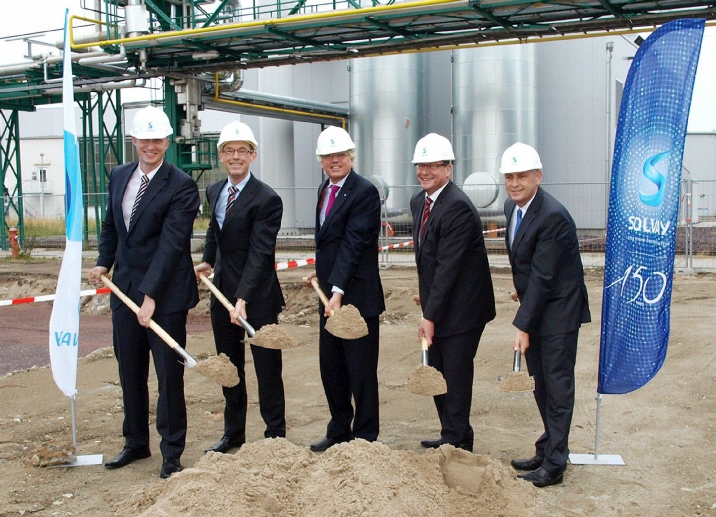 Spatenstich für die neue Solvay-Anlage am 05.07.2013 in Genthin mit Thomas Barz (v.l.), Christophe Roger, Hartmut Möllring und Andreas Meier, Manfred Behrens.