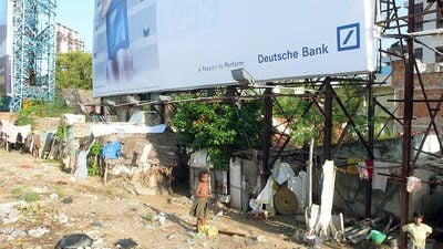 Eine Straßenszene aus «Let´s Make Money». Durch die aktuelle Finanzkrise ist der informative und aufrüttelnde Dokumentarfilm aktueller denn je. Er zeigt, wie die internationale Geldwirtschaft auf ihren verschiedenen Ebenen funktioniert und wie die Gier nach Geld Ungerechtigkeiten erzeugt. (Foto: dpa)