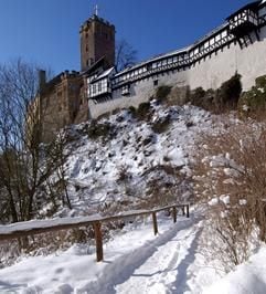 Winterlich präsentiert sich die Wartburg bei Eisenach dem Betrachter. Die rund 900 Jahre alte Burg gehört seit 1999 zum Unesco-Welterbe. (Foto: dpa)
