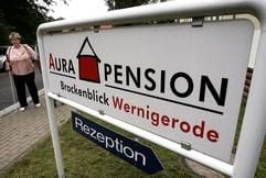 Die blinde Kerstin Sereg, Gast der Aura Pension "Brockenblick" in Wernigerode im Landkreis Harz, erkundet das Umfeld der Herberge. Die Pension hat sich auf blinde und sehbehinderte Gäste spezialisiert. (Foto: dpa)