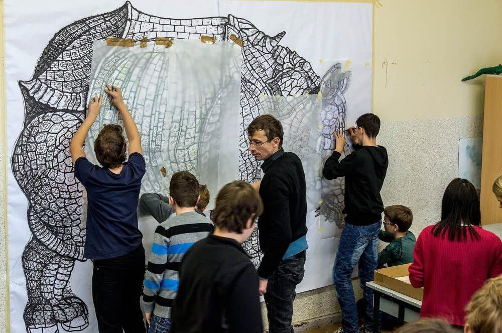 Klassenübergreifend gestalten die Schüler der Dürer-Sekundarschule ein riesiges Panzernashorn.