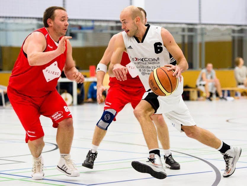 Martin Weidig (weiß) peilt die Play-offs mit dem BC Anhalt an.