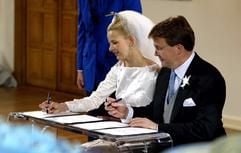 Mabel Wisse Smit und Johan Friso unterschreiben die Eheurkunde während der standesamtlichen Trauung im Rathaus von Delft (Foto: dpa) Quelle: Cardo