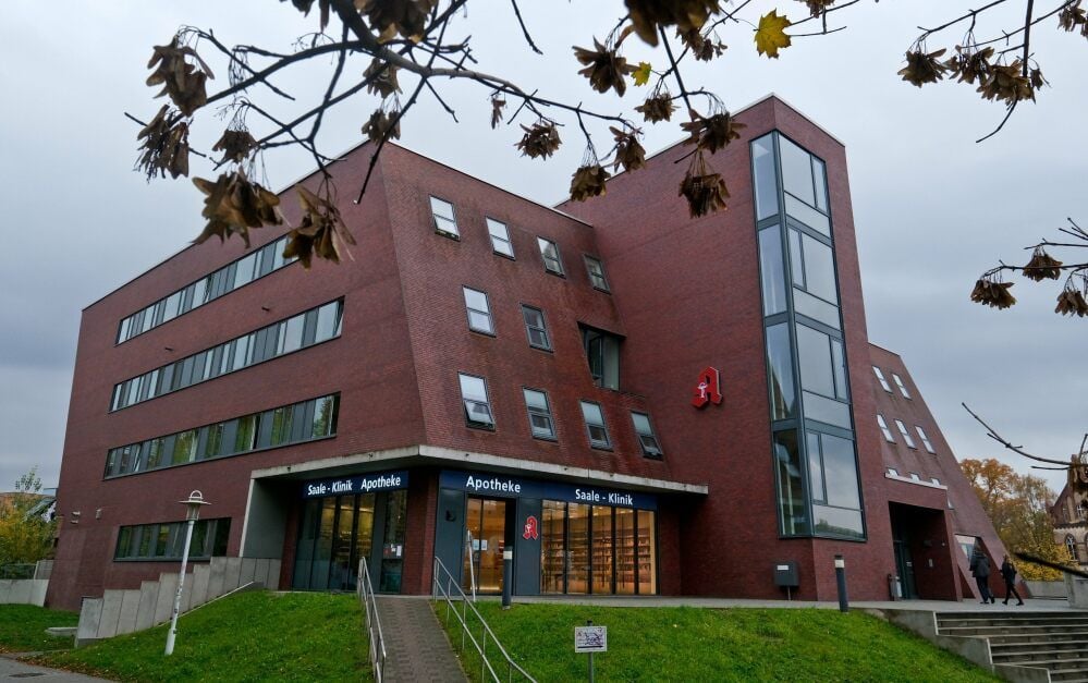 Die Saaleklinik an der Hochstraße gehört ab sofort zum Universitätsklinikum. Dadurch werden auch 30 Arbeitsplätze gesichert.